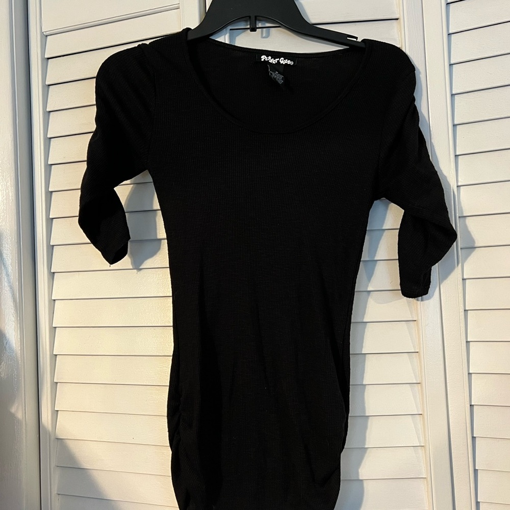 1/4 sleeve black top.